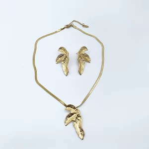 Arira stylish and exclusive pendant set with earrings