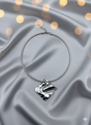 Arira modern and stylish silver pendant neck piece